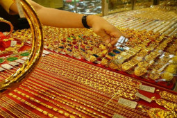 Kinh doanh - Giá vàng hôm nay 7/7: Lao một mạch xuống đáy 9 tháng, nhà đầu tư hoảng loạn