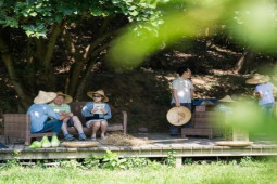 Kinh doanh - 24 gia đình rủ nhau góp trăm tỷ làm "biệt phủ" ở làng quê