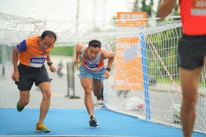 Tại giải chạy JEX Running, runner phải vượt qua nhiều chướng ngại vật thú vị trên đường chạy.