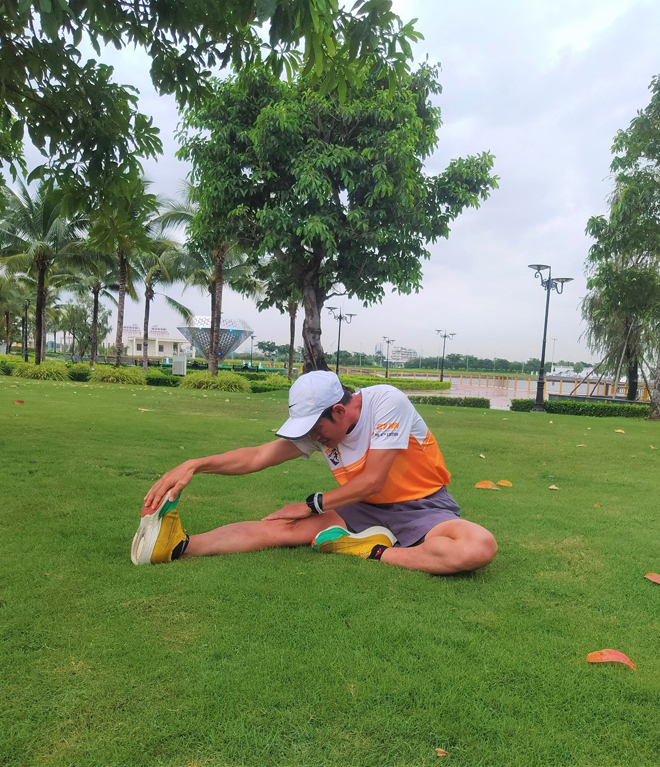 Tập luyện đều đặn, khởi động đúng cách giúp chân chạy 43 tuổi giữ gìn thể lực tốt.