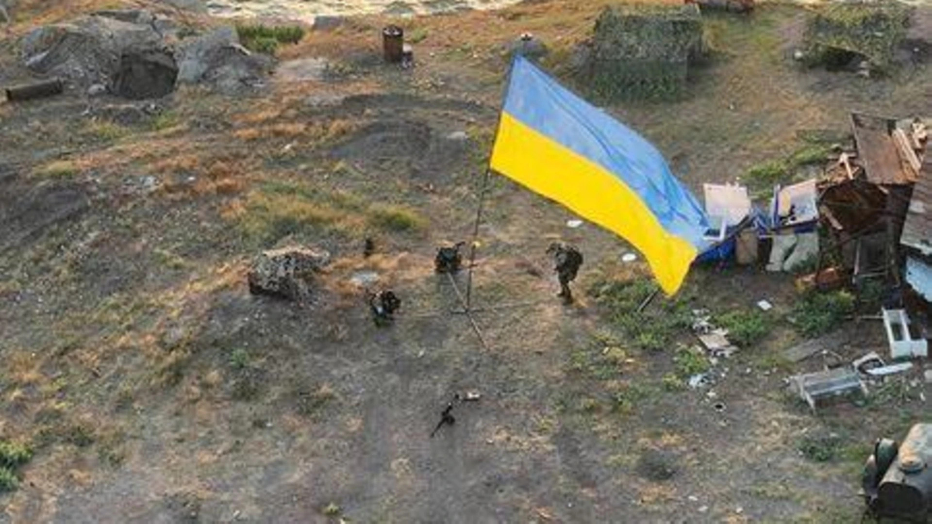 Binh sĩ Ukraine giương quốc kỳ trên đảo Rắn (ảnh: Reuters)