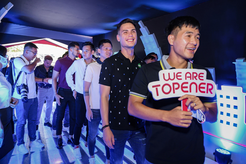 Sự kiện quy tụ nhiều gương mặt nổi tiếng, trong đó trong lĩnh vực tài chính, bất động sản, công nghệ, giới cầu thủ và người nổi tiếng showbiz.