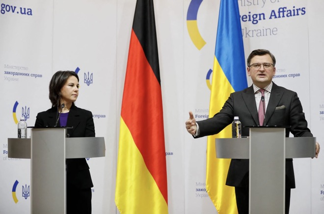Ngoại trưởng Đức Annalena Baerbock (trái)&nbsp;trả lời họp báo cùng người đồng cấp Ukraine&nbsp;Dmytro Kuleba ở Kiev.