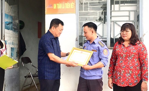 Phó Chủ tịch UBND thành phố Long Khánh Tăng Quốc Lập đã biểu dương và tặng giấy khen cho anh Tài.