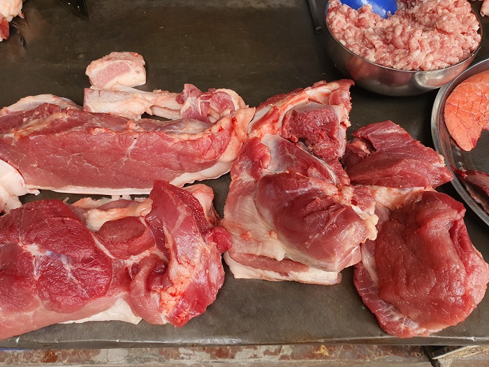 Thịt lợn tăng giá nhưng cả người bán và người mua đều không có lợi.