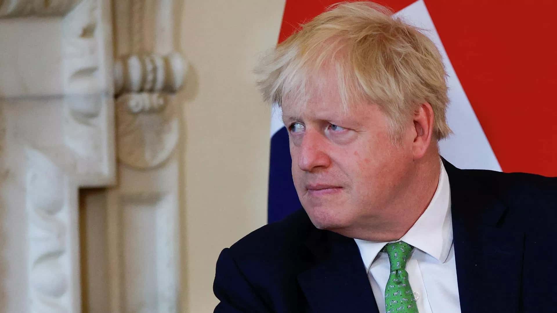 Truyền thông Anh đồng loạt đưa tin Thủ tướng Anh Boris Johnson chấp nhận từ chức và muốn tại vị cho tới khi tìm được người kế nhiệm. Ảnh: AP