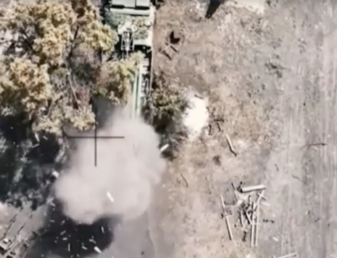 Pháo phản lực Nga bị quân đội Ukraine tấn công.