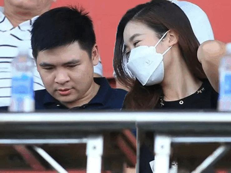 Giải trí - Người đẹp cười tít mắt với con trai "bầu" Hiển trên khán đài "gây sốt" chẳng kém bạn gái Quang Hải?