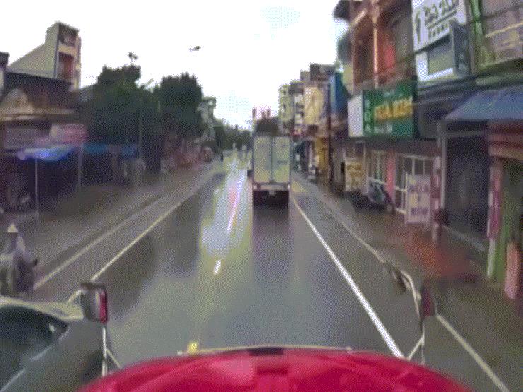 Ô tô - Clip: Giật mình xe innova tạt đầu container, tài xế xuống "dằn mặt"