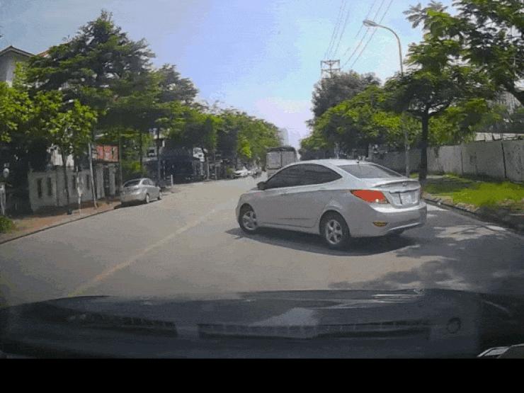 Thế giới xe - Clip: Thót tim cảnh xe máy vào cua tông trúng ô tô đang quay đầu