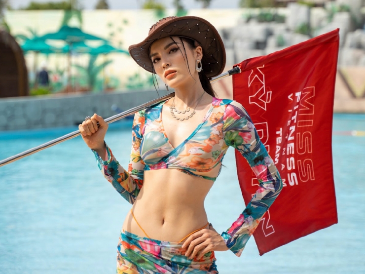 Thời trang - Kỳ Duyên mặc đồ bơi xuyên thấu làm giám khảo ngoại cảnh
