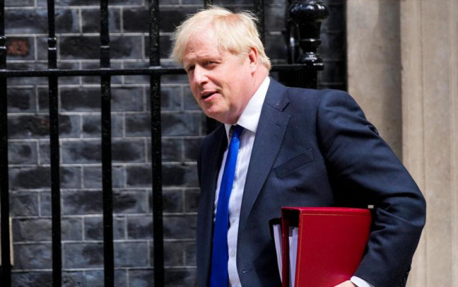 Thủ tướng Anh Boris Johnson bên ngoài văn phòng ở số 10 phố Downing, thủ đô London (Anh) ngày 6-7. Ảnh: AP