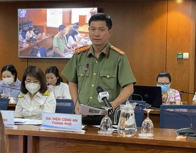 Thượng tá Lê Mạnh Hà, Phó Trưởng phòng Tham mưu Công an TP.HCM, trả lời tại họp báo. Ảnh: NĐ