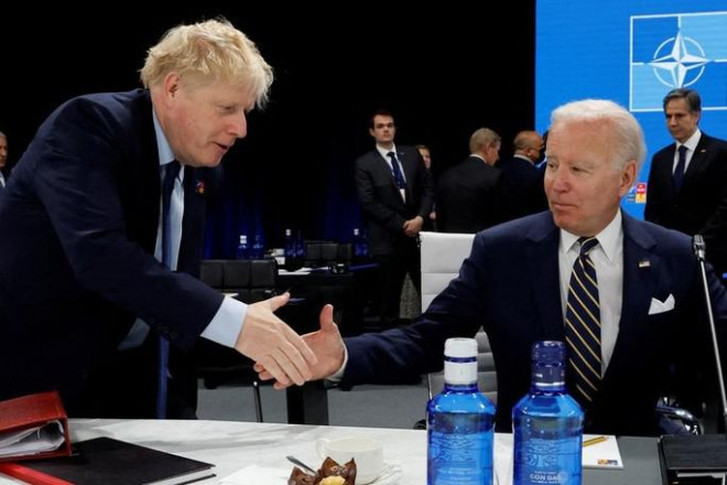 Tổng thống Mỹ Joe Biden và Thủ tướng Anh Boris Johnson bắt tay trong một cuộc họp của NATO hôm 30-6. Ảnh: Reuters