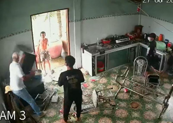Hình ảnh các đối tượng đập phá tài sản nhà bà Thanh.