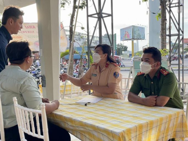 CSGT TP HCM tuyên truyền "Đã uống rượu bia thì không lái xe" tại một nhà hàng trên đường Nguyễn Văn Linh (quận 7, TP HCM).