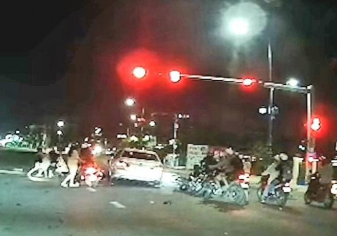 Cú tông mạnh từ phía sau vào hơn 10 xe máy đang dừng đèn đỏ. Ảnh cắt từ clip
