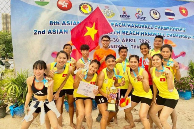 Ông Nguyễn Thái Hòa (hàng sau cùng bên phải) không dự World Games cùng tuyển bóng ném bãi biển nữ.