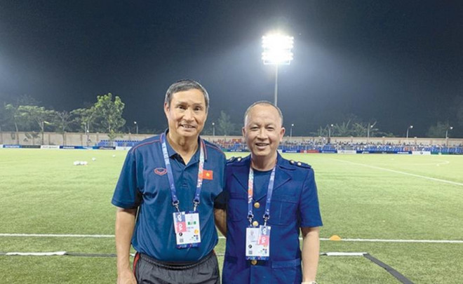 Ông Phạm Thanh Hùng cùng huấn luyện viên Mai Đức Chung là cặp bài trùng giúp bóng đá nữ Việt Nam giành Huy chương vàng SEA Games 30.