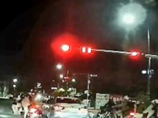 Tin tức trong ngày - Dừng đèn đỏ, hàng chục xe máy bị ô tô tông từ phía sau