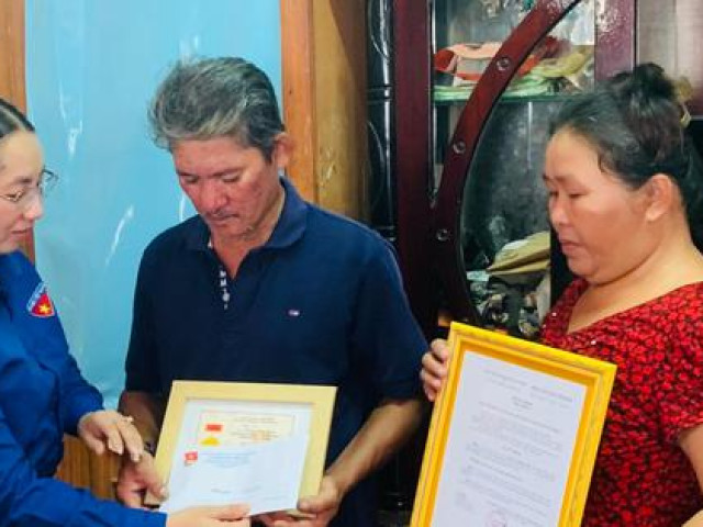 Tin tức trong ngày - Truy tặng huy hiệu Tuổi trẻ dũng cảm cho nam sinh cứu 2 em nhỏ đuối nước