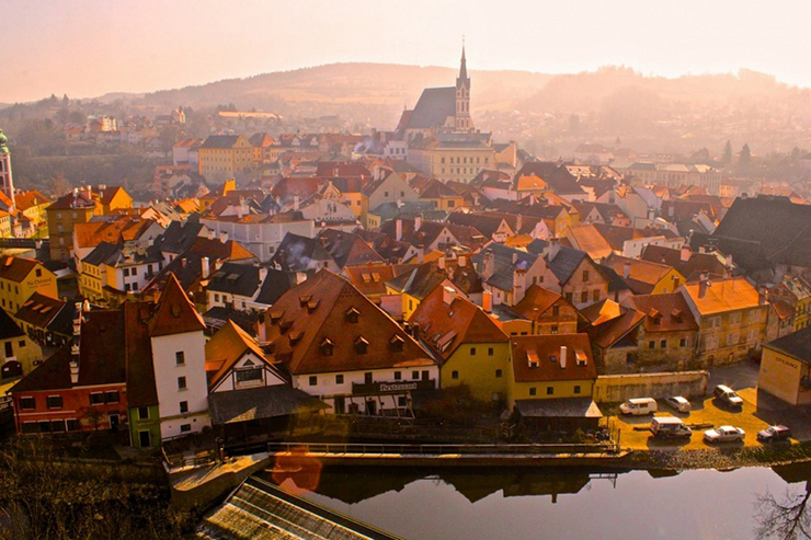 Thị trấn Český Krumlov quyến rũ nằm ẩn mình trong vùng Nam Bohemia của Cộng hòa Séc. Đến đây, du khách sẽ được tận hưởng bầu không khí như trong truyện cổ tích với những con đường lát đá, các ngôi nhà hình bánh gừng và cây cầu độc đáo.&nbsp;
