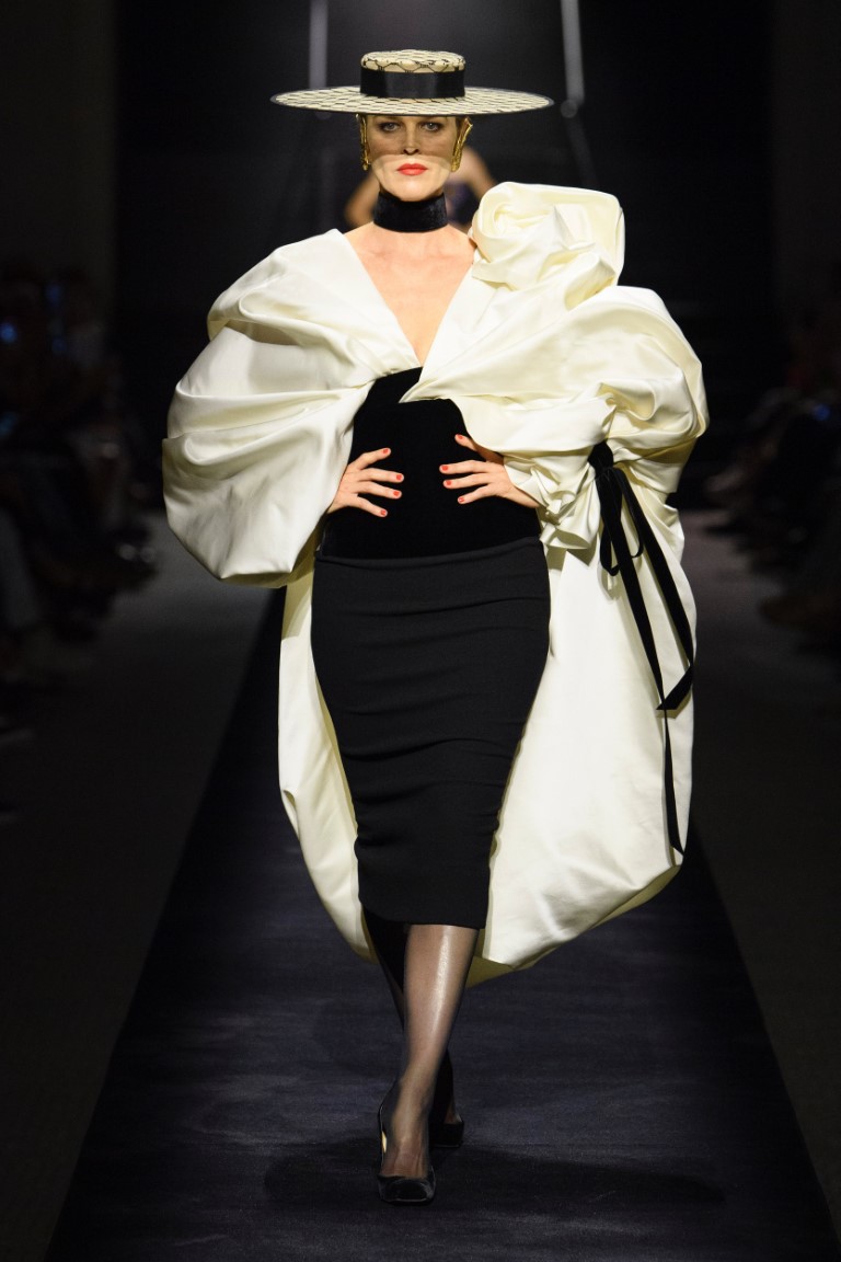 10 xu hướng nổi bật từ sàn diễn thời trang cao cấp Thu/Đông Haute couture 2022 - 7