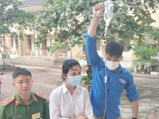 Nữ sinh Hà Tĩnh vừa truyền nước vừa thi THPT