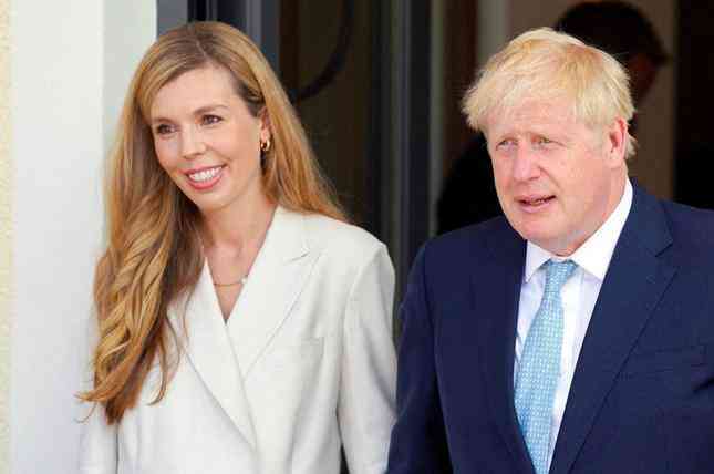 Ông Boris Johnson và phu nhân Carrie. (Ảnh: Reuters)