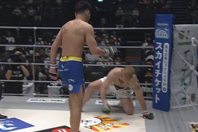 Atsushi Kishimoto đấm gục đối thủ.