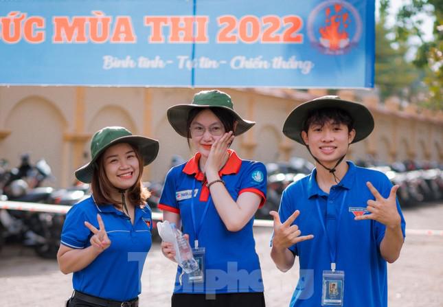 Nụ cười tỏa nắng của các tình nguyện viên tiếp sức mùa thi 2022 - 6