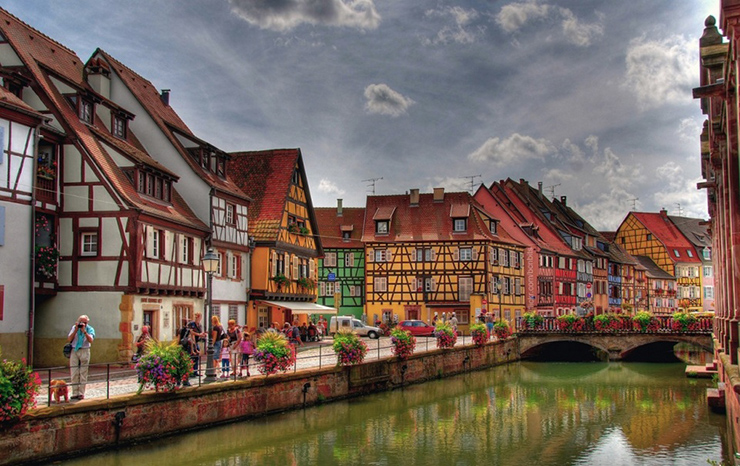 Colmar, nằm ở vùng Alsace của Pháp, mang đến sự pha trộn độc đáo giữa kiến ​​trúc, văn hóa và tinh thần của cả hai quốc gia Pháp và Đức. Thị trấn đầy những màu sắc sặc sỡ này được gọi là một trong những viên ngọc ẩn của Pháp.

