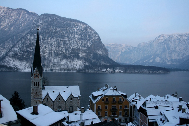 Hallstatt đáng yêu là một thị trấn nhỏ đẹp như tranh vẽ ở Áo, đã được UNESCO công nhận là Di sản Thế giới. Không nghi ngờ gì nữa, đây là một trong những ngôi làng đẹp nhất ở Áo, nằm giữa một ngọn núi cao chót vót và một hồ nước trong veo. 
