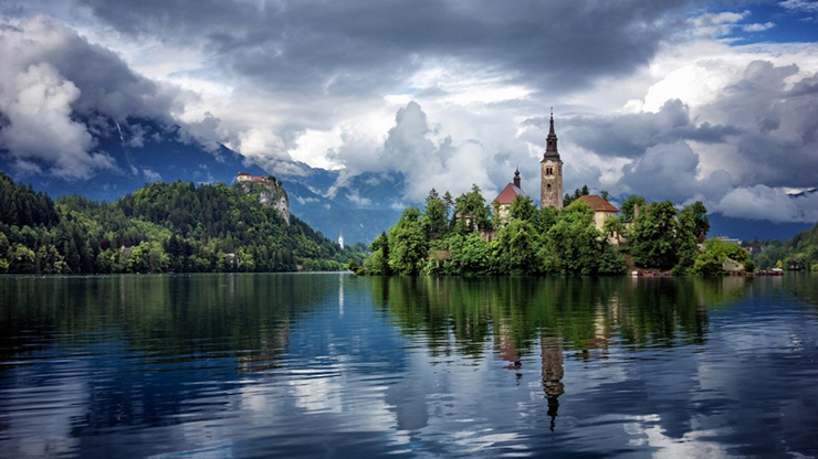 Ngôi làng cổ Bled của Slovenia có rất nhiều ngóc ngách nhỏ xinh, nhưng địa danh đáng chú ý nhất của nó là hồ Bled nổi tiếng, được mệnh danh là một trong những hồ đẹp nhất thế giới.
