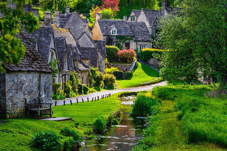 Bibury, Anh là nơi tràn ngập nét quyến rũ của thế giới cổ tích và được coi là thị trấn tuyệt vời nhất ở quốc gia này. Trong ảnh, bạn có thể thấy một trong những con phố đặc biệt nổi tiếng đối với các nhiếp ảnh gia và khách du lịch.
