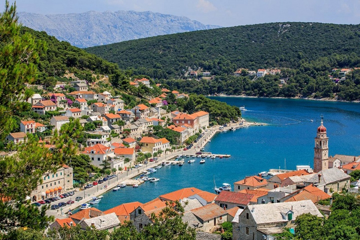 Du lịch Croatia hiện đang phát triển nhanh chóng trên toàn thế giới, đặc biệt là thị trấn có tên 'Pučišća', nằm trên bờ biển Adriatic. Du khách đến đây sẽ bị mê hoặc bởi vẻ đẹp dịu dàng của nó. 
