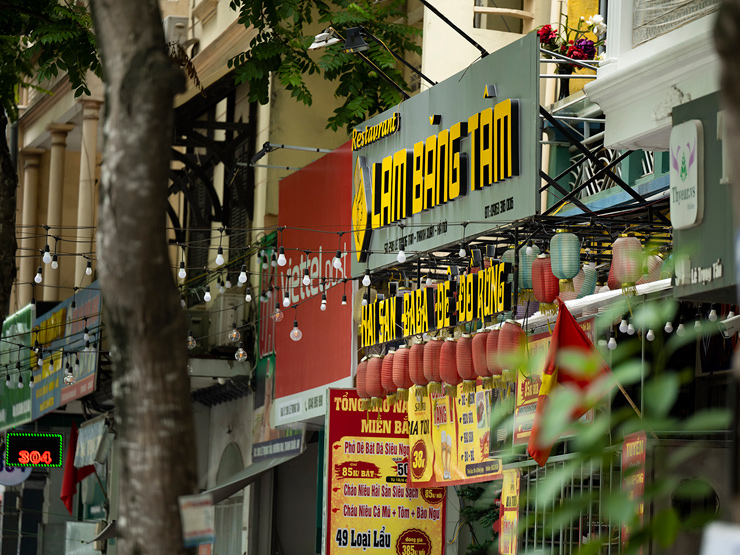 Tin tức trong ngày - Phố "kiểu mẫu" đầu tiên ở Hà Nội biến tấu đủ kiểu sau 6 năm