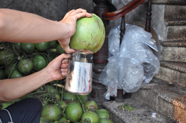 Hàng nước “bội thu” ngày nắng nóng, bán nghìn cốc nước, kiếm tiền triệu mỗi ngày - 6