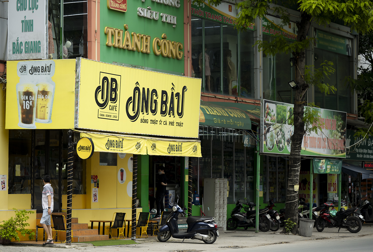 Theo một số chủ cửa hàng trên phố Lê Trọng Tấn, biển hiệu phải gây sự chú ý với khách hàng nên cửa hàng phải thay mới, nếu cứ để theo "kiểu mẫu" thì khó nhận diện quán.