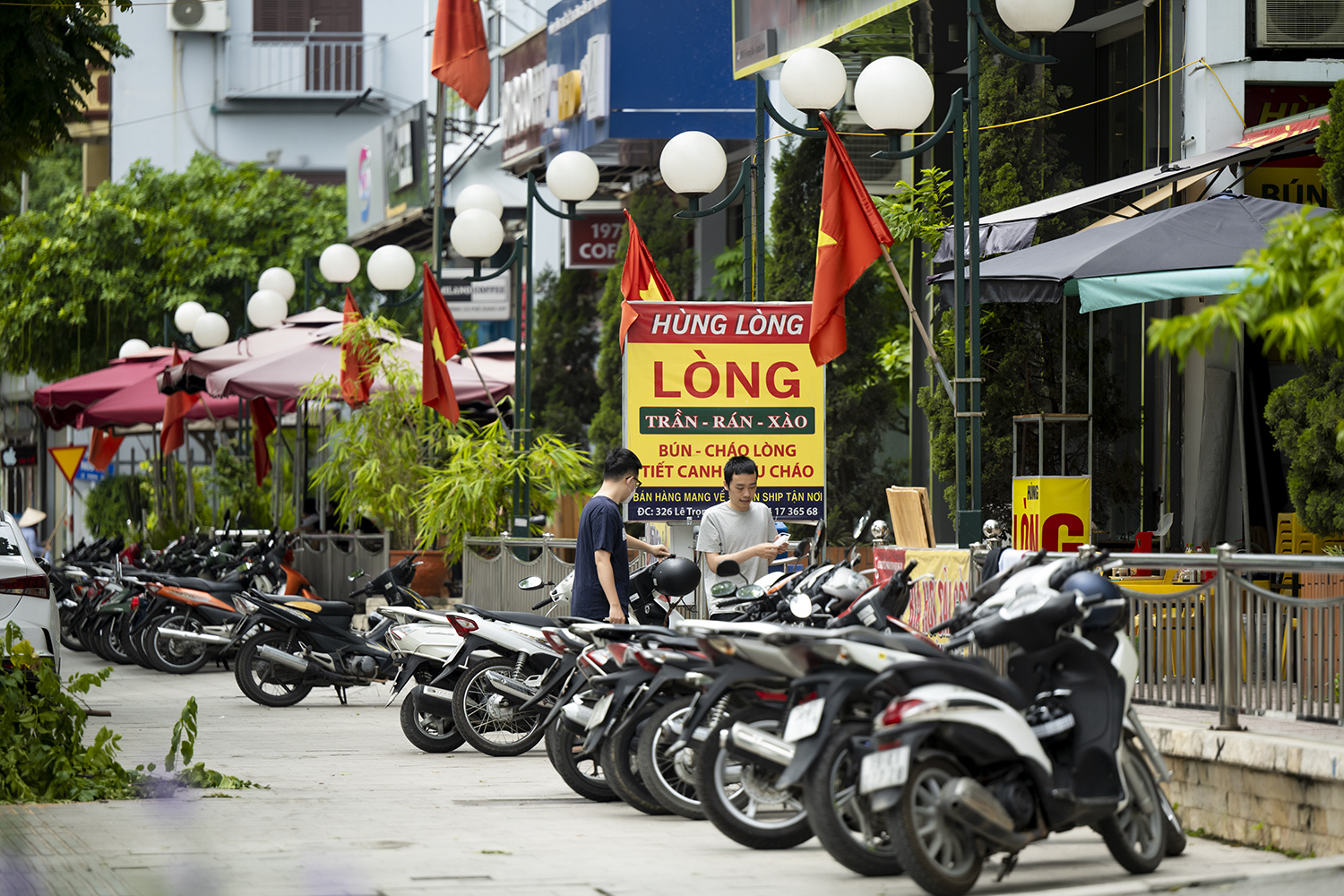 Phố &#34;kiểu mẫu&#34; đầu tiên ở Hà Nội biến tấu đủ kiểu sau 6 năm - 12