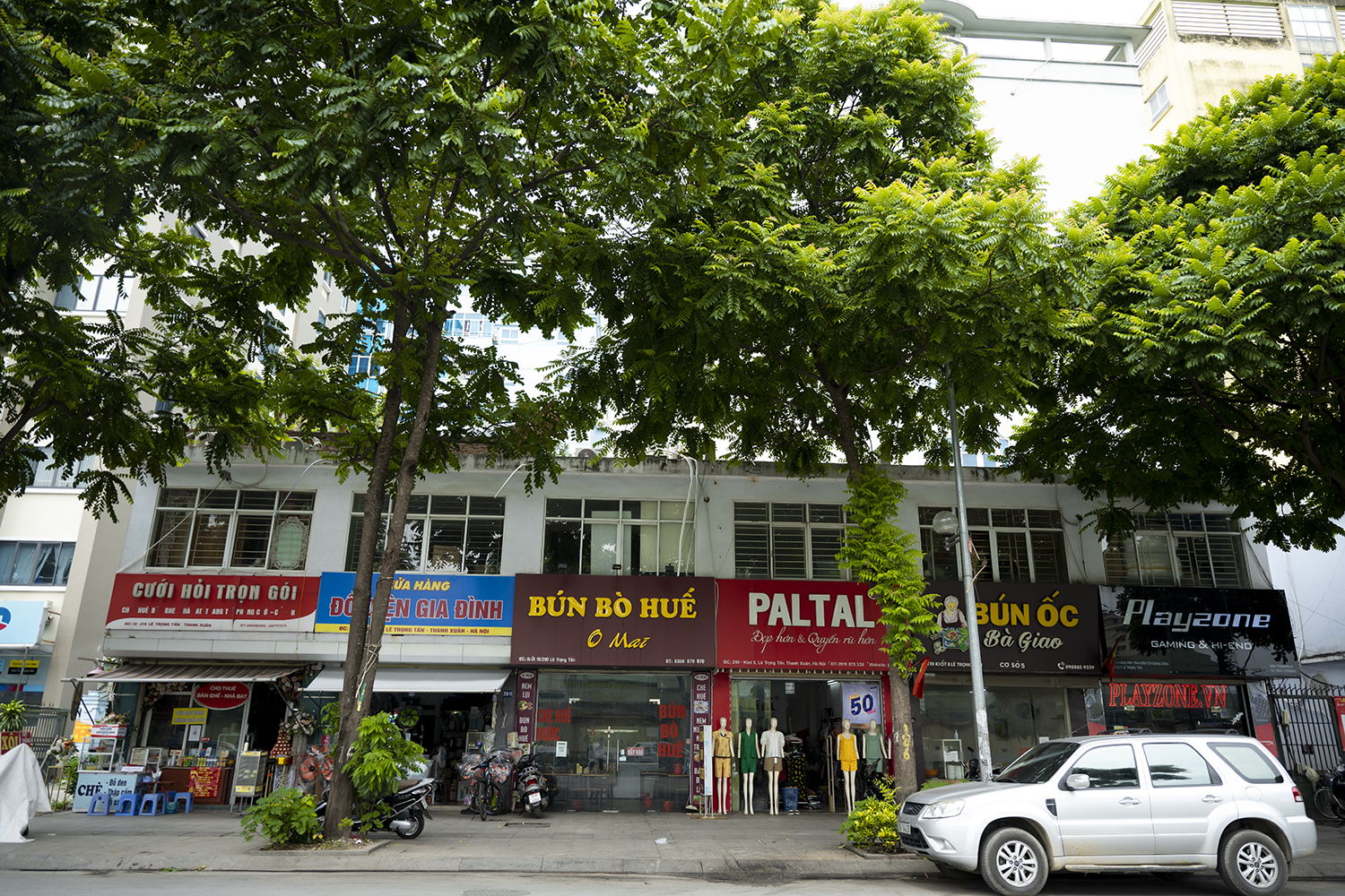 Phố &#34;kiểu mẫu&#34; đầu tiên ở Hà Nội biến tấu đủ kiểu sau 6 năm - 5