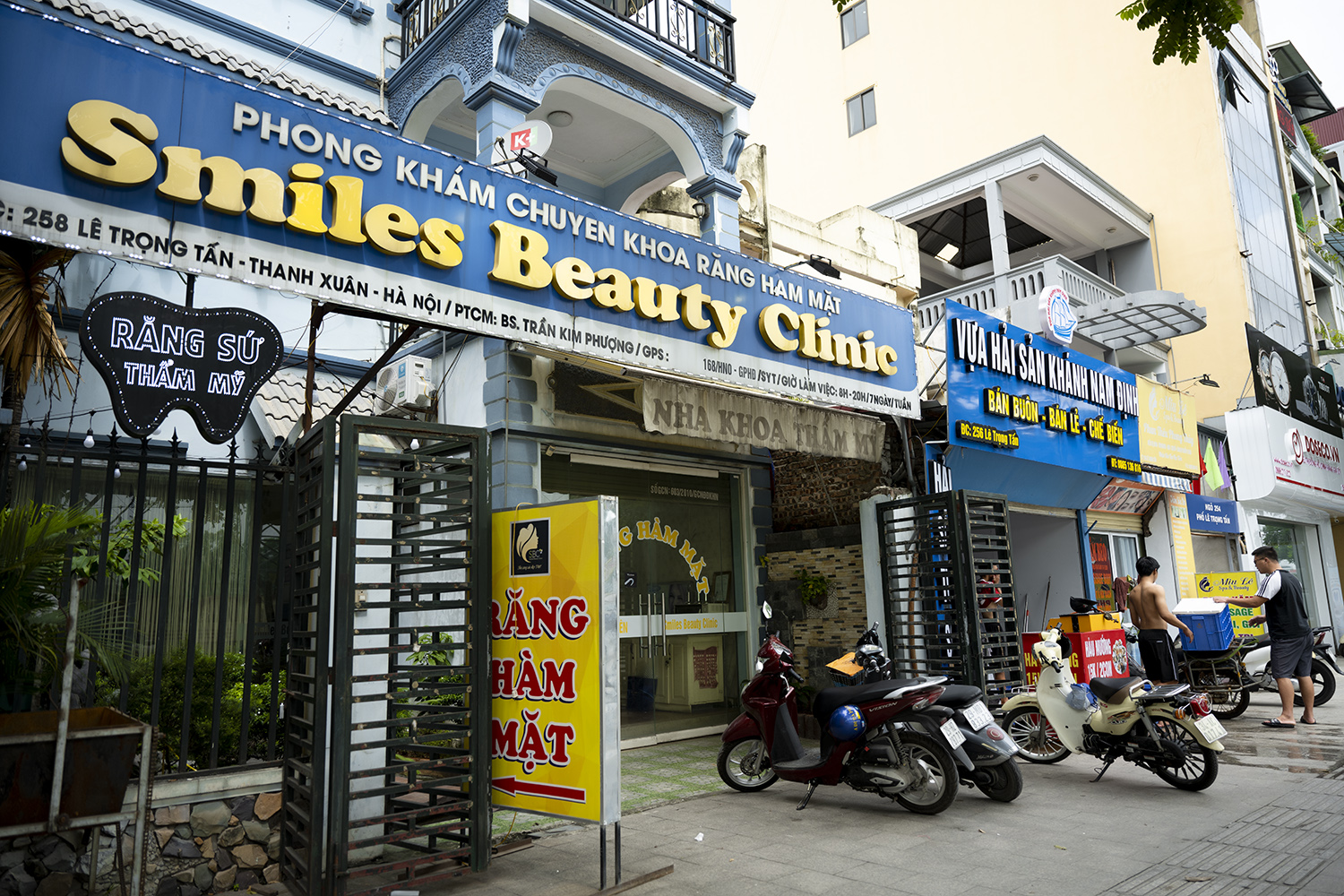 Đa số cửa hàng đều đã tự thay biển hiệu khác theo nhu cầu quảng cáo để thu hút khách hàng.