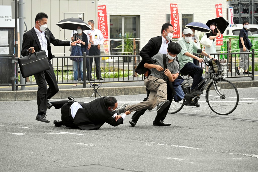 Nghi phạm ám sát cựu Thủ tướng Nhật Bản Abe bị bắt giữ tại hiện trường (ảnh: NHK)