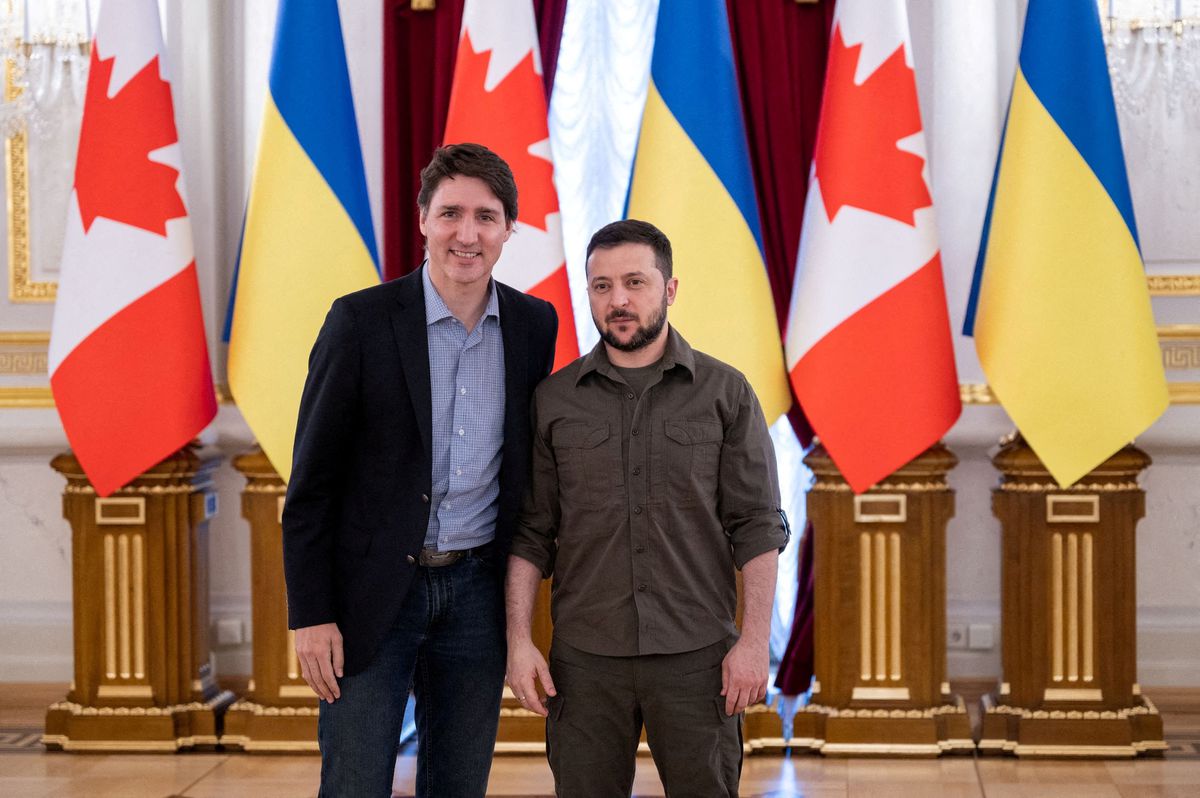 Tổng thống Ukraine Volodymyr Zelensky (phải)&nbsp;gặp Thủ tướng Canada&nbsp;Justin Trudeau.