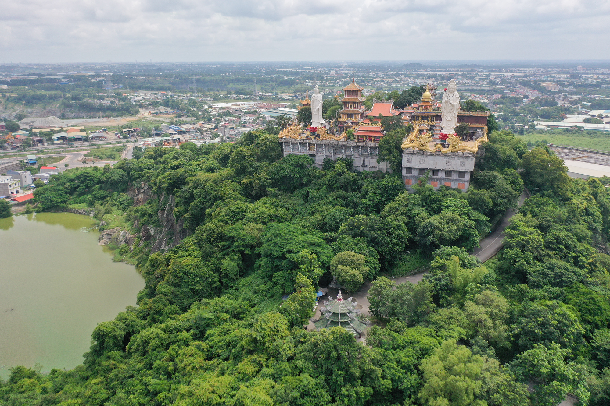 Chùa núi Châu Thới là một trong những ngôi chùa cổ xưa nhất của tỉnh Bình Dương và vùng Đông Nam Bộ được tạo lập cách đây hơn 300 năm. Ngôi chùa toạ lạc trên núi Châu Thới cao 82m, rộng 25ha, xung quanh là vùng đồng bằng, thuộc phường Bình An, thành phố Dĩ An.