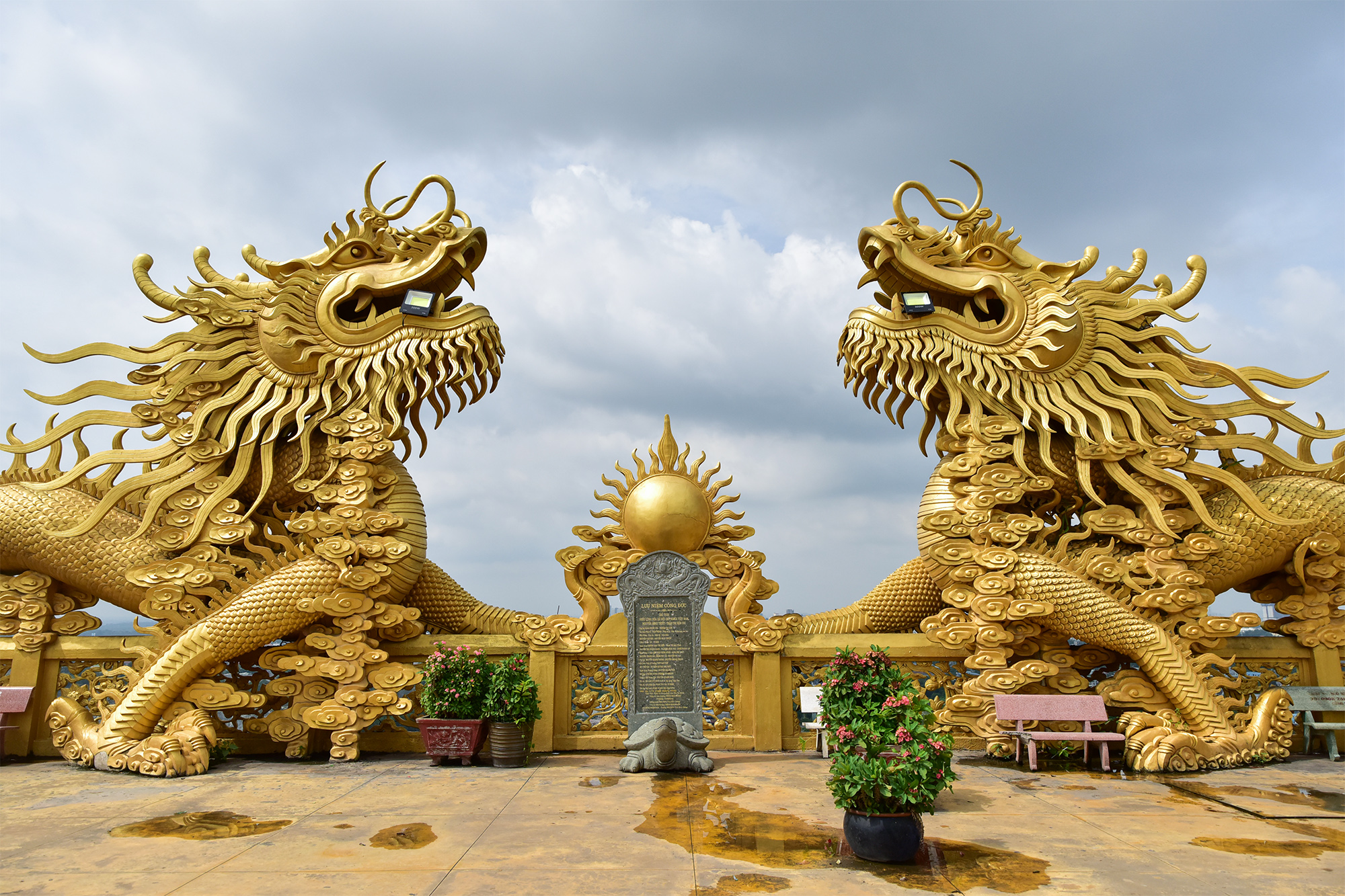 Tại chùa nổi bật nhất là tượng Quan Âm Bồ Tát lộ thiên cao hơn 22m, nặng trên 100 tấn, bệ tượng là hình ảnh các vị La Hán hai tay nâng đỡ toà sen. Bên cạnh đó là tượng Đại Thế Chí Bồ Tát không kém phần uy nghi. Hai cặp rồng vàng khổng lồ bao quanh 2 bức tượng tạo thành thế lưỡng long tranh châu.