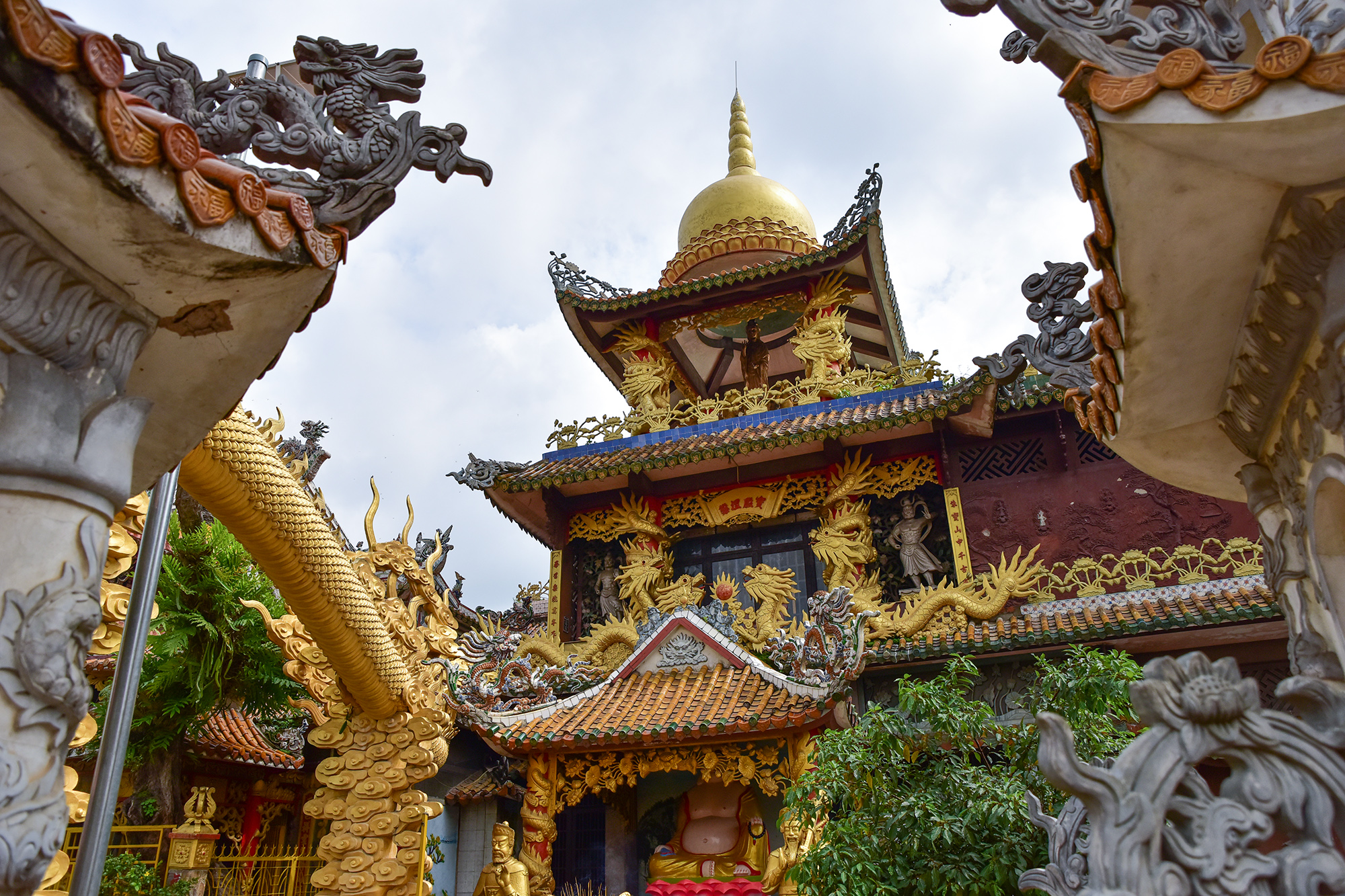 Ảnh: Đàn khỉ sống “nương nhờ” cửa Phật trên đỉnh núi ở Bình Dương - 5