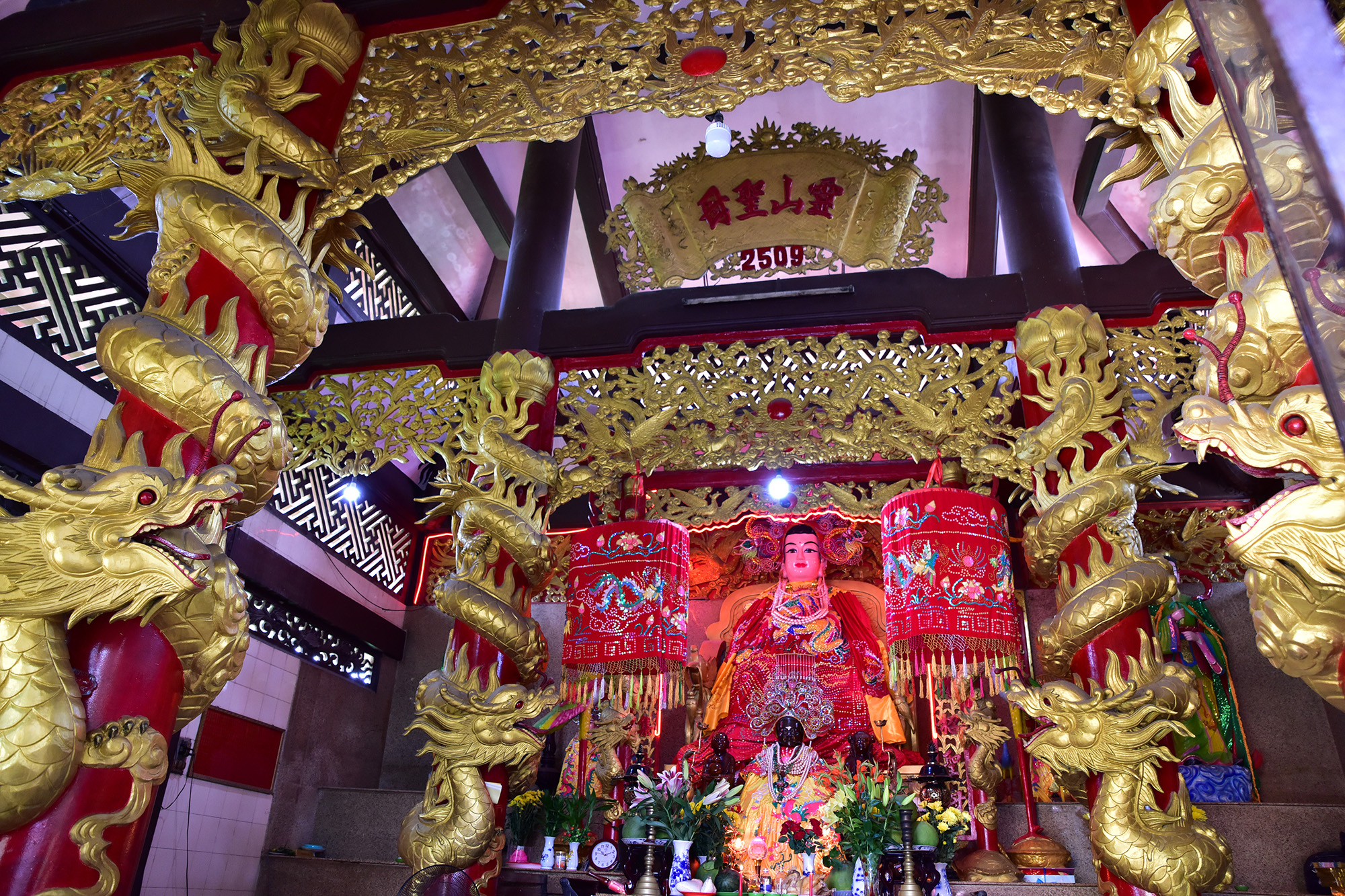 Kiến trúc chùa từ bên ngoài đến các chánh điện, điện thờ bên trong đều được xây dựng cầu kỳ. Chùa và núi Châu Thới nằm nổi bật giữa khu vực đồng bằng rộng lớn, là địa điểm thu hút du khách và phật tử khắp nơi đổ về thăm viếng.