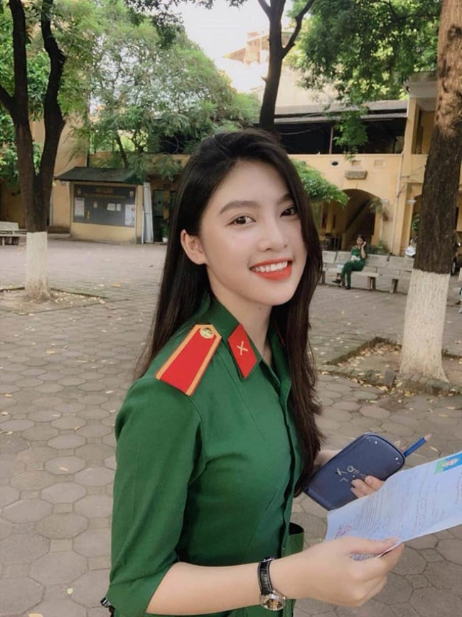 Trương Diệu Linh xinh đẹp trong đồng phục trường.