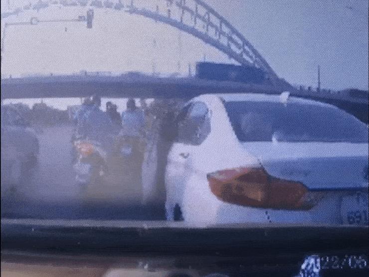 Ô tô - Clip: Ô tô trôi ngược khi dừng đèn đỏ, nữ tài xế có hành động phản cảm